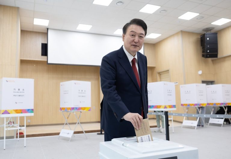 Attempt to arrest South Korea president suspended after dramatic standoff